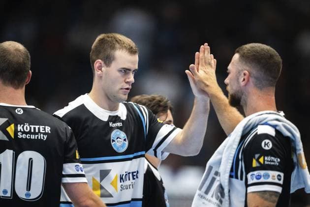 HANDBALL WARTBURG CUP 2025 THSV EISENACH SKANDERBORG HANDBOLD FOR EDITORIAL PURPOSES ONLY p 15 08 2025 Eisenach Handball Wartburg Cup 2025 Werner Assmann Halle ThSV Eisenach Skanderborg Handbold in photo Max Beneke 9 ThSV Eisenach , left, Alexander Saul 95 ThSV Eisenach , right Germany Thuringia Eisenach Copyright SaschaxFromm Copyright: SaschaxFromm doc81yo6kc2xitizoaql3y ,EDITORIAL USE ONLY Copyright: SaschaxFromm