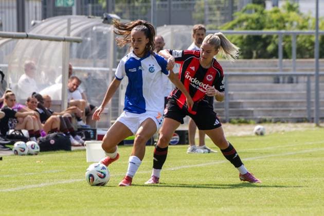 15 08 2025, xgrfx, Soccer Test Match , Eintracht Frankfurt Women Grasshopper Club Zurich v l Carmen Pulver Grasshopper Zurich , Nadine Riesen Eintracht Frankfurt DFL DFB REGULATIONS PROHIBIT ANY USE OF PHOTOGRAPHS as IMAGE SEQUENCES and or QUASI VIDEO Stadion am Brentanobad