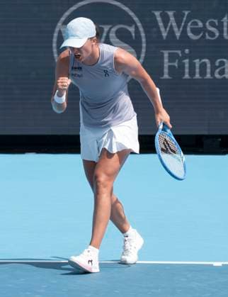 August 15, 2025: Anna Kalinskaya (RUS) loses to Iga Swiatek (POL) 6-3, 6-4, at the Cincinnati Open being played at Lindner Family Tennis Center in Mason, Ohio, {USA} Ã‚ Tennisclix Cal Media Mason USA - ZUMAc04_ 20250815_zma_c04_077 Copyright: xLesliexBillmanx