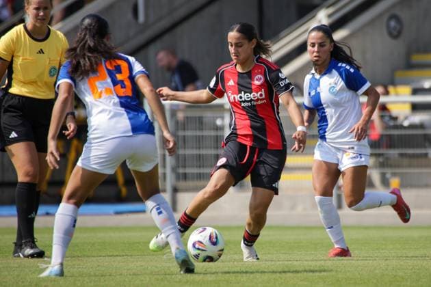 15 08 2025, xgrfx, Soccer Test Match , Eintracht Frankfurt Women Grasshopper Club Zurich v l Noemie Potier Grasshopper Club Zurich , Ilayda Acikgöz Eintracht Frankfurt DFL DFB REGULATIONS PROHIBIT ANY USE OF PHOTOGRAPHS as IMAGE SEQUENCES and or QUASI VIDEO Stadion am Brentanobad