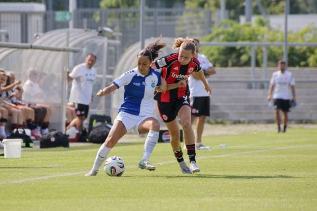 15 08 2025, xgrfx, Soccer Test Match , Eintracht Frankfurt Women Grasshopper Club Zurich v l Noemi Potier Grasshopper Club Zurich , Jarne Teulings Eintracht Frankfurt DFL DFB REGULATIONS PROHIBIT ANY USE OF PHOTOGRAPHS as IMAGE SEQUENCES and or QUASI VIDEO Stadion am Brentanobad