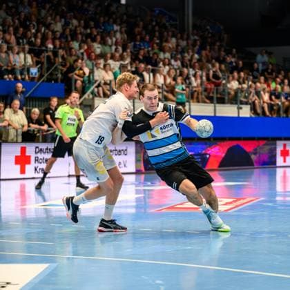 Kristian, Bonefeld Rueckraum Links, Skanderborg AGF Handbold, 6 , Max Beneke ThSV Eisenach, 9 GER, Thuringia, ThSV Eisenach vs Skanderborg Handbold, Wartburg Cup Eisenach 2025, Handball, Saison 2025 2026, 15 08 2025 GER, Thuringia, ThSV Eisenach vs Skanderborg Handbold, Wartburg Cup Eisenach 2025, Handball, Saison 2025 2026, 15 08 2025 Eisenach Copyright: xEibner-Pressefoto MartinxHerbstx EP_MHT