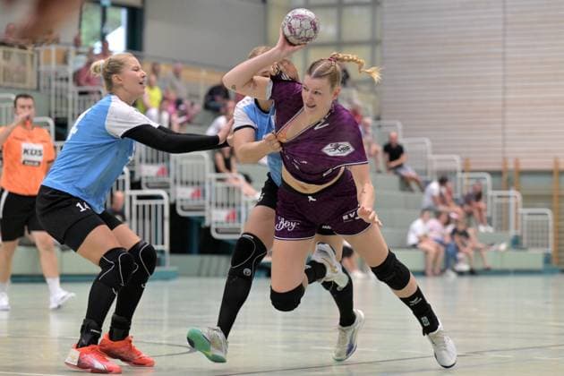 Naina Klein TusSies Metzingen, 09 vs Kim Hinkelmann Sport Union Neckarsulm, 05 and Kamila Kordovska Sport Union Neckarsulm, 14 TusSies Metzingen vs Sport Union Neckarsulm, handball, Alsco HBF, test match, 2025 2026 season, 15 08 2025 TusSies Metzingen vs Sport Union Neckarsulm, handball, Alsco HBF, test match, 2025 2026 season, 15 08 2025 Metzingen Copyright: xEibner-Pressefoto TobiasxBaurx EP_TBR