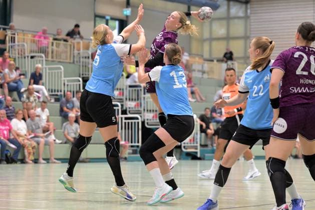 Charlotte Cholevova TusSies Metzingen, 98 vs Kim Hinkelmann Sport Union Neckarsulm, 05 and Alicia Stoffel Sport Union Neckarsulm, 13 TusSies Metzingen vs Sport Union Neckarsulm, handball, Alsco HBF, test match, 2025 2026 season, 15 08 2025 TusSies Metzingen vs Sport Union Neckarsulm, handball, Alsco HBF, test match, 2025 2026 season, 15 08 2025 Metzingen Copyright: xEibner-Pressefoto TobiasxBaurx EP_TBR