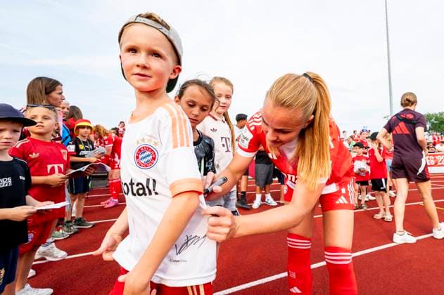Glodis Viggosdottir 4, FC Bayern Muenchen signing autographs DEU, FC Bayern Muenchen Women vs FC Zuerich Women, Football, Preparation, Season 2025 26.15 08 2025, DEU, FC Bayern Muenchen Women vs FC Zuerich Women, Football, Preparation, Season 2025 26.15 08 2025 Friedrichshafen Copyright: xEibner-Pressefoto FlorianxWolfx EP_FWF