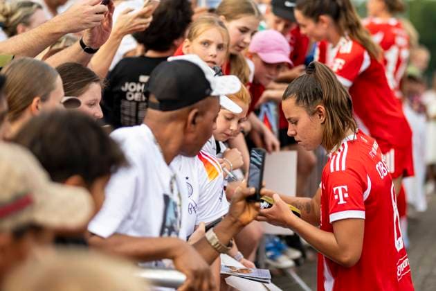 Lena Oberdorf 8, FC Bayern Muenchen signing autographs DEU, FC Bayern Muenchen women vs FC Zuerich women, football, preparation, season 2025 26.15 08 2025, DEU, FC Bayern Muenchen women vs FC Zuerich women, football, preparation, season 2025 26.15 08 2025 Friedrichshafen Copyright: xEibner-Pressefoto FlorianxWolfx EP_FWF