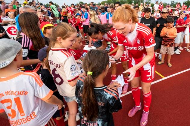 Stine Pedersen 3, FC Bayern Muenchen signing autographs DEU, FC Bayern Muenchen Women vs FC Zuerich Women, Football, Preparation, Season 2025 26.15 08 2025, DEU, FC Bayern Muenchen Women vs FC Zuerich Women, Football, Preparation, Season 2025 26.15 08 2025 Friedrichshafen Copyright: xEibner-Pressefoto FlorianxWolfx EP_FWF