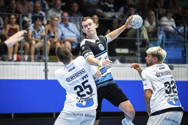HANDBALL WARTBURG CUP 2025 THSV EISENACH SKANDERBORG HANDBOLD FOR EDITORIAL PURPOSES ONLY p 15 08 2025 Eisenach Handball Wartburg Cup 2025 Werner Assmann Halle ThSV Eisenach Skanderborg Handbold in photo Max Beneke 9 ThSV Eisenach in duel with Jeppe Cieslak 25 Skanderborg Aarhus Handbold and Fredrik Olsson 32 Skanderborg Aarhus Handbold Germany Thuringia Eisenach Copyright SaschaxFromm Copyright: SaschaxFromm doc81yom9em2z9sz1zgcgi ,EDITORIAL USE ONLY Copyright: SaschaxFromm
