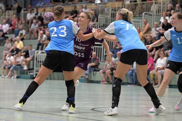 Nele Franz TusSies Metzingen, 10 vs Munia Smits Sport Union Neckarsulm, 23 and Paulina Uscinowicz Sport Union Neckarsulm, 78 TusSies Metzingen vs Sport Union Neckarsulm, Handball, Alsco HBF, Test match, 2025 2026 season, 15 08 2025 TusSies Metzingen vs Sport Union Neckarsulm, Handball, Alsco HBF, Test match, 2025 2026 season, 15 08 2025 Metzingen Copyright: xEibner-Pressefoto TobiasxBaurx EP_TBR