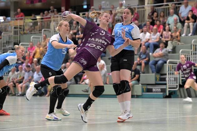 Naina Klein TusSies Metzingen, 09 vs Kim Hinkelmann Sport Union Neckarsulm, 05 and Merle Albers Sport Union Neckarsulm, 39 TusSies Metzingen vs Sport Union Neckarsulm, handball, Alsco HBF, test match, 2025 2026 season, 15 08 2025 TusSies Metzingen vs Sport Union Neckarsulm, handball, Alsco HBF, test match, 2025 2026 season, 15 08 2025 Metzingen Copyright: xEibner-Pressefoto TobiasxBaurx EP_TBR