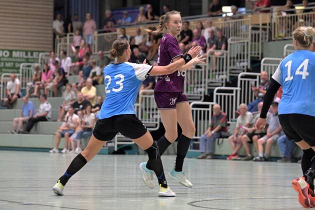 Klara Schlegel TusSies Metzingen, 14 vs Munia Smits Sport Union Neckarsulm, 23 TusSies Metzingen vs Sport Union Neckarsulm, Handball, Alsco HBF, Test match, Season 2025 2026, 15 08 2025 TusSies Metzingen vs Sport Union Neckarsulm, Handball, Alsco HBF, Test match, Season 2025 2026, 15 08 2025 Metzingen Copyright: xEibner-Pressefoto TobiasxBaurx EP_TBR