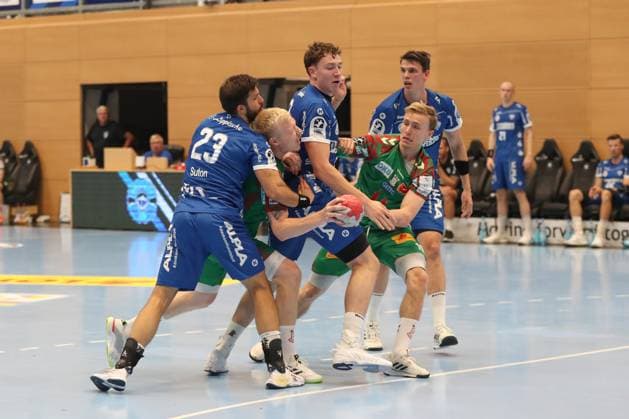 15 08 2025, xgox, handball, Wartburg Cup, SC Magdeburg TBV Lemgo emspor v l Tim Suton Lemgo, 23 , Magnus Saugstrup Magdeburg, 23 , Lukas Hutecek Lemgo, 2 , Gisli Thorgeir Kristjansson Magdeburg, 10 duel, duel, fight, tackle Eisenach