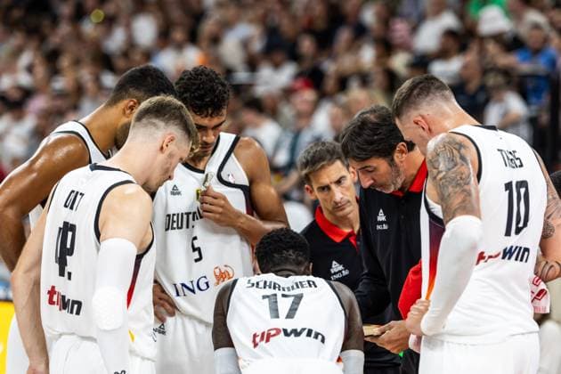 GER, Turkish Airline Supercup, Basketball, Germany Turkey 15 08 2025, SAP Garden, Munich, GER, Turkish Airline Supercup, Basketball, Germany Turkey Ãlex Mumbru Coach, Germany talks to his players Â Photo Alexander Trienitz Munich SAP Garden Beyern Germany
