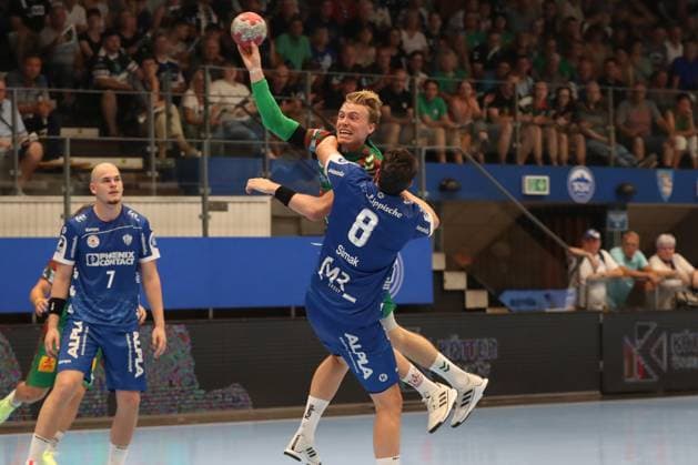 15 08 2025, xgox, handball, Wartburg Cup, SC Magdeburg TBV Lemgo emspor v l Gisli Thorgeir Kristjansson Magdeburg, 10 , Frederik Simak Lemgo, 8 duel, duel, fight, tackle Eisenach
