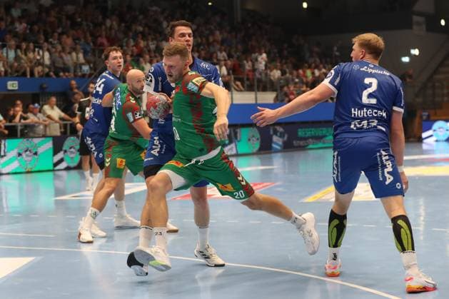 15 08 2025, xgox, handball, Wartburg Cup, SC Magdeburg TBV Lemgo emspor v l Frederik Simak Lemgo, 8 , Philipp Weber Magdeburg, 20 duel, fight, tackle Eisenach