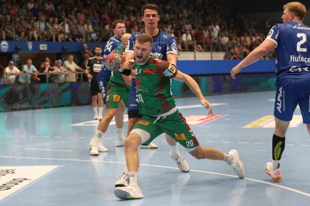 15 08 2025, xgox, handball, Wartburg Cup, SC Magdeburg TBV Lemgo emspor v l Frederik Simak Lemgo, 8 , Philipp Weber Magdeburg, 20 duel, fight, tackle Eisenach