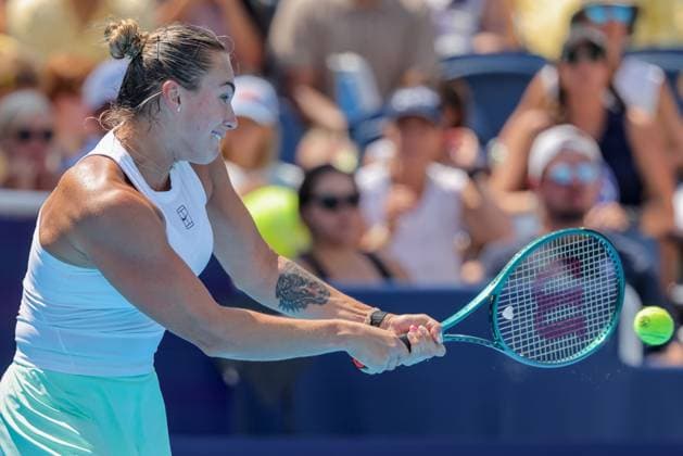 August 15, 2025, Mason, Ohio, U.S: Aryna Sabalenka (BLR) hits a two-handed backhand during ridayÃ¢â‚¬â ¢s quarterfinal round of the Cincinnati Open at the Lindner Family Tennis Center, Mason, Oh. Mason U.S - ZUMAs304 20250815_zaf_s304_082 Copyright: xScottxStuartx