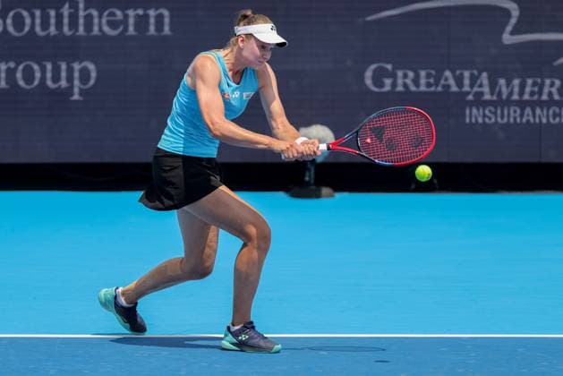 August 15, 2025, Mason, Ohio, U.S: Elena Rybakina (KAZ) hits a two-handed backhand during FridayÃ¢â‚¬â ¢s quarterfinal round of the Cincinnati Open at the Lindner Family Tennis Center, Mason, Oh. Mason U.S - ZUMAs304 20250815_zaf_s304_087 Copyright: xScottxStuartx
