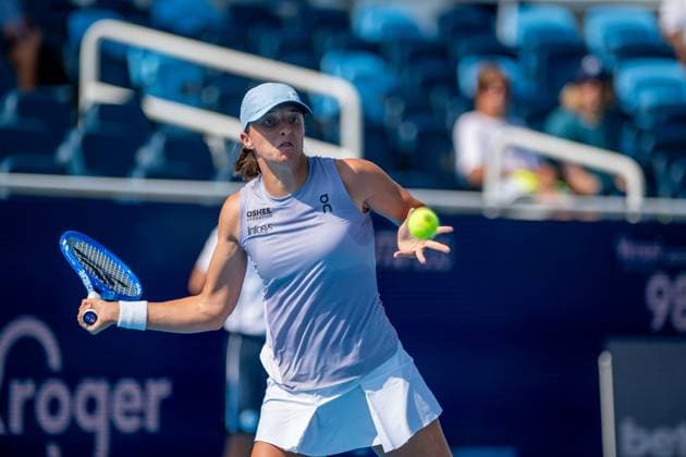 Cincinnati Open Quarterfinals: Iga ÅöwiÄÖtek V Anna Kalinskaya Iga Swiatek is seen during her quarterfinals match at the Cincinnati Open in Mason, Ohio, on August 15, 2025. Mason Ohio United States  Copyright: xJasonxWhitmanx originalFilename:whitman-cincinna250815_npDxB.jpg