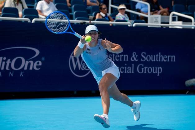 Cincinnati Open Quarterfinals: Iga ÅöwiÄÖtek V Anna Kalinskaya Iga Swiatek is seen during her quarterfinals match at the Cincinnati Open in Mason, Ohio, on August 15, 2025. Mason Ohio United States  Copyright: xJasonxWhitmanx originalFilename:whitman-cincinna250815_npt4j.jpg