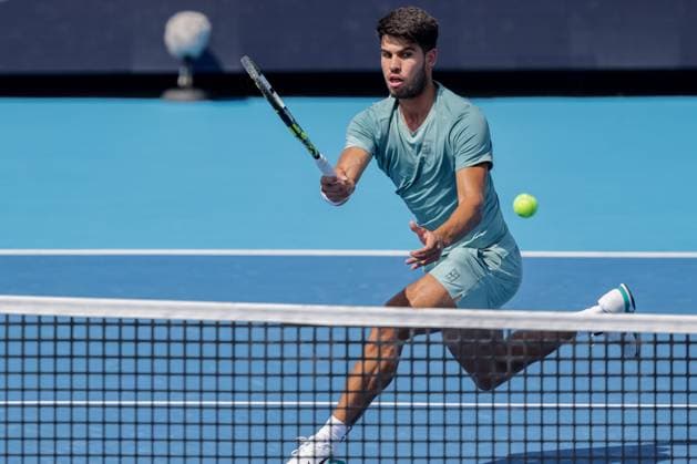 August 15, 2025, Mason, Ohio, U.S: Carlos Alcaraz (ESP) tries to drop a shot behind him as he approached the net during FridayÃ¢â‚¬â ¢s quarterfinal round of the Cincinnati Open at the Lindner Family Tennis Center, Mason, Oh. Mason U.S - ZUMAs304 20250815_zaf_s304_110 Copyright: xScottxStuartx