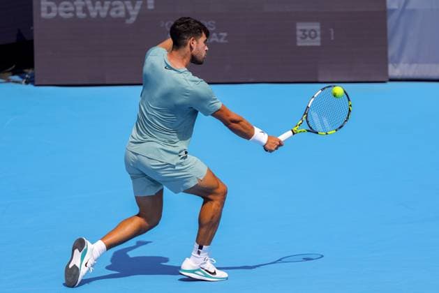 August 15, 2025, Mason, Ohio, U.S: Carlos Alcaraz (ESP) hits a backhand shot during FridayÃ¢â‚¬â ¢s quarterfinal round of the Cincinnati Open at the Lindner Family Tennis Center, Mason, Oh. Mason U.S - ZUMAs304 20250815_zaf_s304_173 Copyright: xScottxStuartx