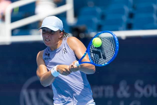 August 15, 2025, Mason, Ohio, USA: Mason, Ohio; Cincinnati Open Tennis Tournament - 2025 08 14 - Iga Swiatek plays a ball against opponent Anna Kalinskaya. - ZUMAPress Mason USA - ZUMAn24_ 20250815_zaf_n24_076 Copyright: xWallyxNellx