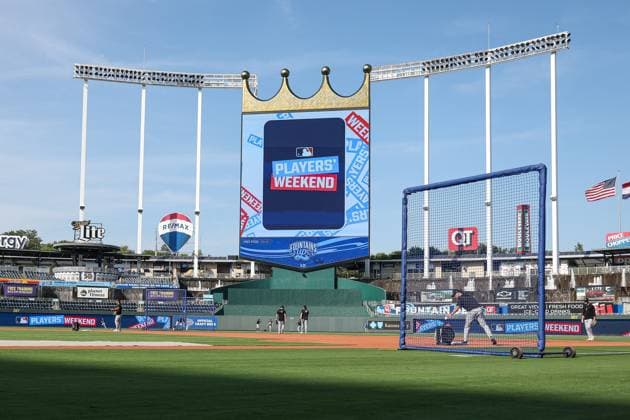 August 15, 2025: Chicago White Sox players warm up before a game against the Kansas City Royals on Players Weekend at Kauffman Stadium in Kansas City, MO. CSM Kansas City United States of America - ZUMAc04_ 20250815_zma_c04_114 Copyright: xDavidxSmithx