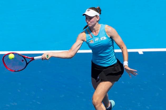 August 15, 2025, Mason, Ohio, USA: Mason, Ohio; Cincinnati Open Tennis Tournament - 2025 08 14 - Elena Rybakina plays a ball against opponent Aryna Sabalenka. - ZUMAPress Mason USA - ZUMAn24_ 20250815_zaf_n24_129 Copyright: xWallyxNellx