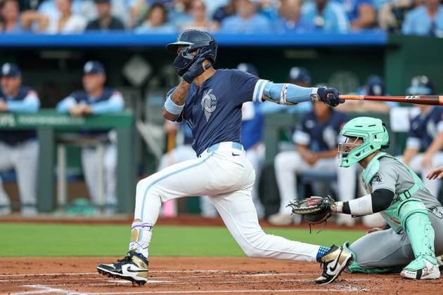 August 15, 2025: Kansas City Royals third baseman Maikel Garcia (11) hits an RBI single against the Chicago White Sox during the first inning at Kauffman Stadium in Kansas City, MO. CSM Kansas City United States of America - ZUMAc04_ 20250815_zma_c04_118 Copyright: xDavidxSmithx