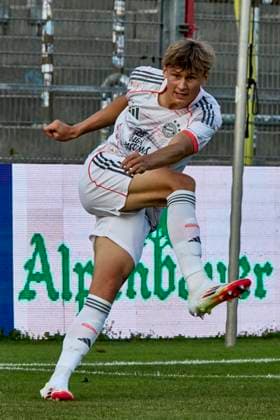 Regionalliga Bayern, SpVgg Unterhaching vs FC Bayern München II, München FC Bayern, München FC Bayern II Amateure , Unterhaching SpVgg, 2025 08 15 in München Unterhaching uhlsportPARK Unterhaching DALPIAZ Magnus FC Bayern München II FCBII02 Right defender sportworld München Unterhaching uhlsportPARK Unterhaching Bayern Germany