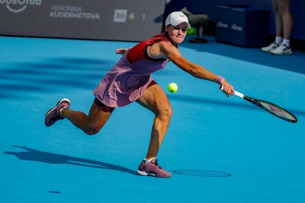 August 15, 2025, Mason, Ohio, U.S: Veronika Kudermetova hits a backhand shot during FridayÃ¢â‚¬â ¢s quarterfinal round of the Cincinnati Open at the Lindner Family Tennis Center, Mason, Oh. Mason U.S - ZUMAs304 20250815_zaf_s304_185 Copyright: xScottxStuartx
