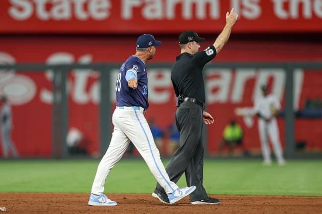 August 15, 2025: Kansas City Royals manager Matt Quatraro (33) is ejected by second base umpire Tom Hanahan during the fifth inning against the Chicago White Sox at Kauffman Stadium in Kansas City, MO. CSM Kansas City United States of America - ZUMAc04_ 20250815_zma_c04_241 Copyright: xDavidxSmithx