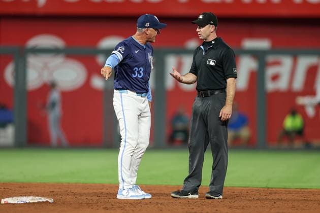 August 15, 2025: Kansas City Royals manager Matt Quatraro (33) argues a call with second base umpire Tom Hanahan during the fifth inning against the Chicago White Sox at Kauffman Stadium in Kansas City, MO. CSM Kansas City United States of America - ZUMAc04_ 20250815_zma_c04_242 Copyright: xDavidxSmithx