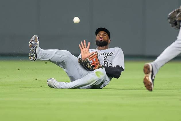 August 15, 2025: Chicago White Sox center fielder Luis Robert Jr. (88) makes a sliding catch on Kansas City Royals center fielder Kyle Isbel (28) during the seventh inning at Kauffman Stadium in Kansas City, MO. CSM Kansas City United States of America - ZUMAc04_ 20250815_zma_c04_244 Copyright: xDavidxSmithx