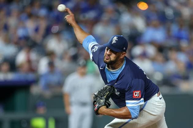 August 15, 2025: Kansas City Royals relief pitcher Carlos Estevez (53) throws against the Chicago White Sox during the ninth inning at Kauffman Stadium in Kansas City, MO. CSM Kansas City United States of America - ZUMAc04_ 20250815_zma_c04_248 Copyright: xDavidxSmithx