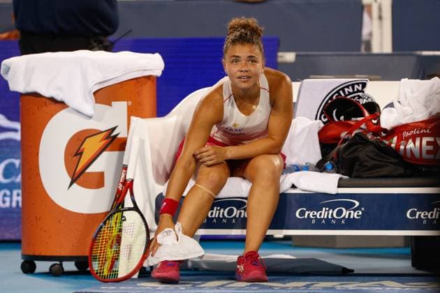 CINCINNATI, OH - AUGUST 15: Jasmine Paolini of Italy the ices her ankle after tripping on the court during the quarterfinal round of the Cincinnati Open at the Lindner Family Tennis Center on August 15, 2025 in Mason, OH. (Photo by Ian Johnson Icon Sportswire) TENNIS: AUG 15 Cincinnati Open EDITORIAL USE ONLY Icon250815072
