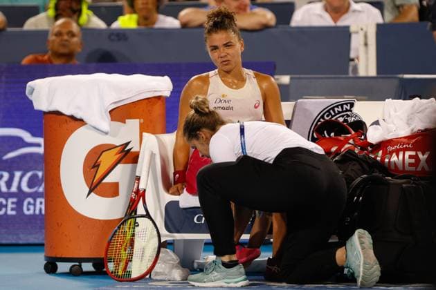 CINCINNATI, OH - AUGUST 15: Jasmine Paolini of Italy the has her ankle examined by medical staff during the quarterfinal round of the Cincinnati Open at the Lindner Family Tennis Center on August 15, 2025 in Mason, OH. (Photo by Ian Johnson Icon Sportswire) TENNIS: AUG 15 Cincinnati Open EDITORIAL USE ONLY Icon250815073