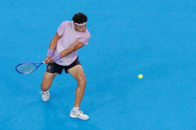 CINCINNATI, OH - AUGUST 15: Ben Shelton of the United States hits a backhand during the quarterfinal round of the Cincinnati Open at the Lindner Family Tennis Center on August 15, 2025 in Mason, OH. (Photo by Ian Johnson Icon Sportswire) TENNIS: AUG 15 Cincinnati Open EDITORIAL USE ONLY Icon250815053