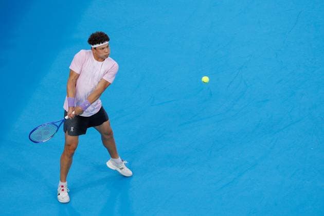 CINCINNATI, OH - AUGUST 15: Ben Shelton of the United States hits a backhand during the quarterfinal round of the Cincinnati Open at the Lindner Family Tennis Center on August 15, 2025 in Mason, OH. (Photo by Ian Johnson Icon Sportswire) TENNIS: AUG 15 Cincinnati Open EDITORIAL USE ONLY Icon250815055