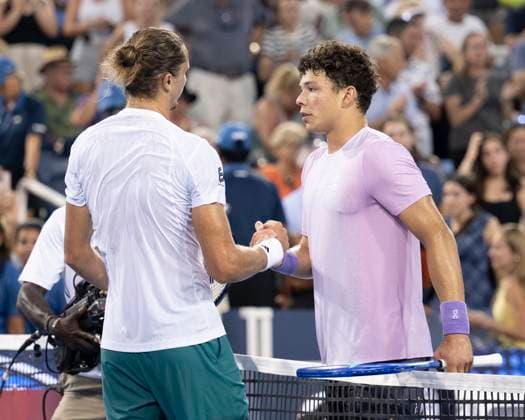 CINCINNATI, OH - AUGUST 15: Alexander Zverev (GER) shakes hands with Ben Shelton (USA) aftwr winning the quarter finals in the Cincinnati Open at the Lindner Family Tennis Center on August 15, 2025 in Mason, OH. (Photo by Shelley Lipton Icon Sportswire) TENNIS: AUG 15 Cincinnati Open EDITORIAL USE ONLY Icon2508151576