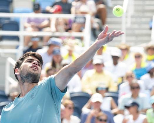 CINCINNATI, OH - AUGUST 15: Carlos Alcaraz (ESP) tosses the ball to serve during the quarter finals in the Cincinnati Open at the Lindner Family Tennis Center on August 15, 2025 in Mason, OH. (Photo by Shelley Lipton Icon Sportswire) TENNIS: AUG 15 Cincinnati Open EDITORIAL USE ONLY Icon2508151327