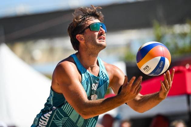 MONTREAL, QC - AUGUST 15: Leo Dillier (SUI) serves the ball during a first round match at Beach Pro Tour Montreal Elite 16 on August 15, 2025 at Parc Jean-Drapeau in Montreal, QC (Photo by David Kirouac Icon Sportswire) VOLLEYBALL: AUG 15 Beach Pro Tour Montreal Elite 16 EDITORIAL USE ONLY Icon250815043