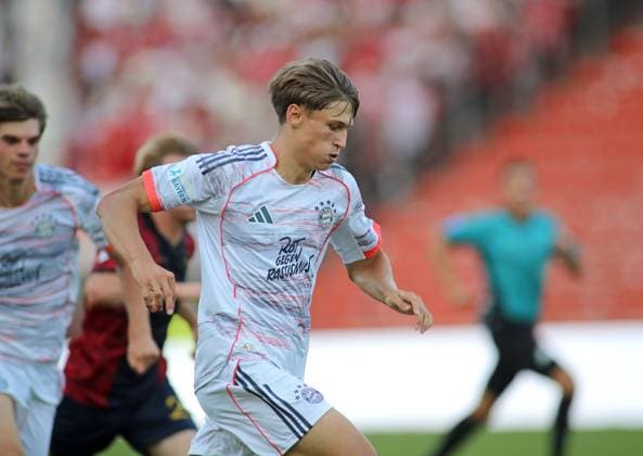 Football, Men, Regionalliga Bayern, Season 2025 2026, SpVgg Unterhaching FC Bayern München II, Amateurs Magnus Dalpiaz FC Bayern München II on the move with a view to the bottom