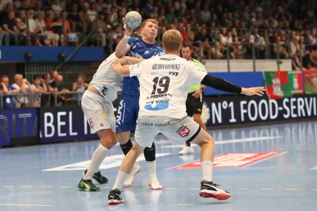 16 08 2025, xgox,Handball Wartburg Cup Skanderborg Handbold TBV Lemgo Lippe emspor, v l Emil Laerke Skanderborg, 15 , Lukas Hutecek Lemgo, 2 , Kristian Bonefeld Skanderborg, 19 duel, duel, fight, tackle Eisenach