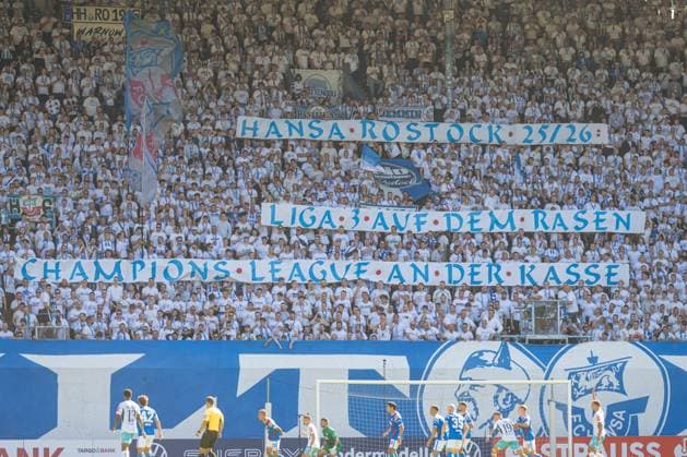 Rostock, Deutschland 16. August 2025: DFB Pokal - 1. Runde - 2025 2026 - FC Hansa Rostock vs. TSG 1899 Hoffenheim Im Bild: banner: Hansa Rostock 25 26. Liga 3 auf dem Rasen- Champions League an der Kasse DFB regulations prohibit any use of photographs as image sequences and or quasi-video. *** Rostock, Germany 16 August 2025 DFB Pokal 1 round 2025 2026 FC Hansa Rostock vs TSG 1899 Hoffenheim In the picture banner Hansa Rostock 25 26 Liga 3 on the pitch Champions League at the box office DFB regulations prohibit any use of photographs as image sequences and or quasi video Copyright: xFotostandx xVoelkerx