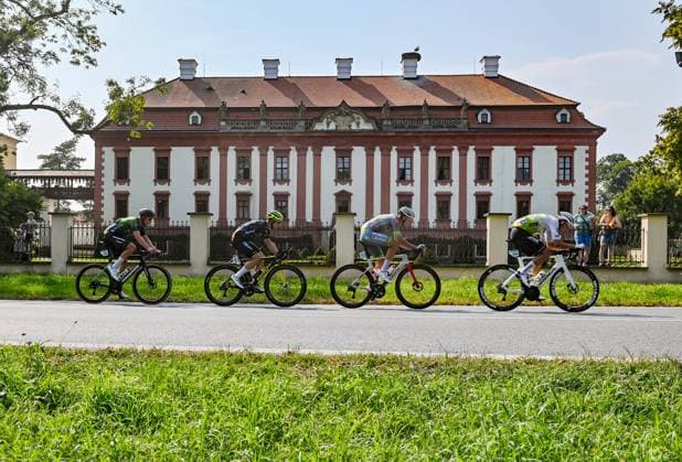 Cycling race Czech Tour - 3rd stage Prostejov - Ostrava, in Kunin, Czech republic, on August 16, 2025. The leading group passes the Kunin Castle. (CTKxPhoto JaroslavxOzana) CTKPhotoP2025081603824  CTKPhotoP2025081603824