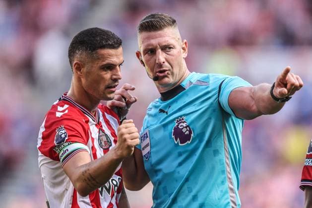 Premier League Sunderland v West Ham United Granit Xhaka of Sunderland appeals for handball to referee Robert Jones during the Premier League match Sunderland vs West Ham United at Stadium Of Light, Sunderland, United Kingdom, 16th August 2025 (Photo by Alfie Cosgrove News Images) Sunderland Stadium Of Light Tyne and Wear United Kingdom Copyright: xAlfiexCosgrove NewsxImagesx