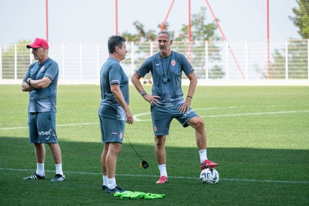 AS Monaco raining session in La Turbie, France - 14 Aug 2025 Monaco coach Adi Hutter ( R) with (from L to R) Klaus Schmidt and Christian Paintinger assistants seen during the training session at AS Monaco training center. AS Monaco Football Club will play its first match in France s Ligue 1 McDonald s championship on Saturday, August 16, hosting Le Havre Athletic Club at Stade Louis II. La Turbie France Copyright: xLaurentxCoustx xSOPAxImagesx coust- ASM footbal training-140825_8