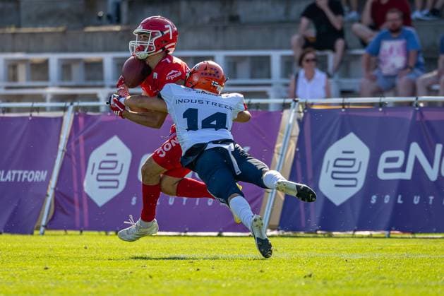 Jonah Choate (ifm Razorbacks Ravensburg, 14 DB) tries to deflect the ball catched by Milan Spiller (Potsdam Royals, 07 WR) Potsdam Royals vs ifm Razorbacks Ravensburg, American Football, German Football League, Week 15, 2025, 16.08.2025, Potsdam Luftschiffhafen Germany Copyright: xFootxBowl SebastianxJustx